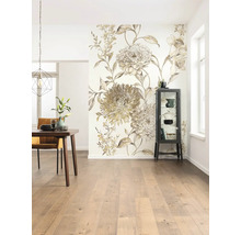 Fotobehang met een groot bloemenpatroon in een lichte eetkamer met houten tafel en zwarte vitrinekast.