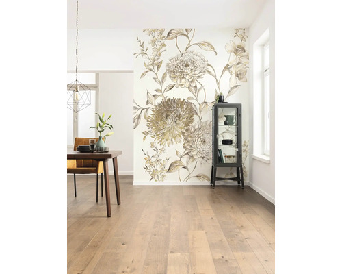 Fotobehang met een groot bloemenpatroon in een lichte eetkamer met houten tafel en zwarte vitrinekast.