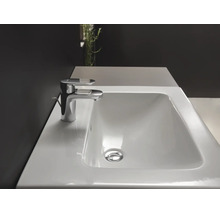 Witte rechthoekige keramische wastafel met een chromen eenhendel mengkraan in een moderne badkamer.
