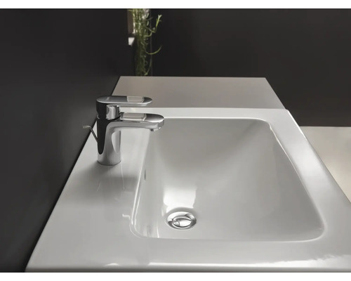 Witte rechthoekige keramische wastafel met een chromen eenhendel mengkraan in een moderne badkamer.