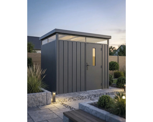 Modern metalen tuinhuis met plat dak en bovenlichten in een georganiseerde tuin met stenen tegels en planten.