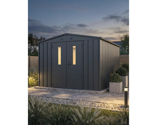 Modern tuinhuis van antracietkleurig metaal met dubbele deuren en twee verticale ramen in een aangelegde tuin bij schemering.