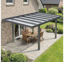Moderne terrasoverkapping van antraciet aluminium met een lichtdoorlatend dak op een bestraat terras met tuinmeubilair.