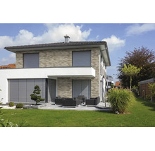 Modern woonhuis met buitenjaloezieën en rolluiken voor de ramen en een terras met tuinmeubilair en een verzorgd gazon.