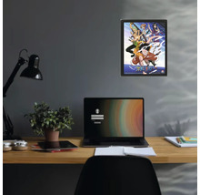Ingelijste One Piece poster aan de muur boven een bureau met laptop en kamerplant.