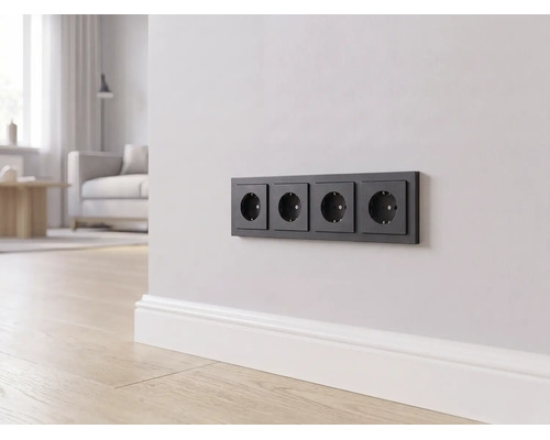 Een 4-voudig stopcontact in zwart aan een lichte wand boven een witte plint in een modern ingerichte woonkamer.