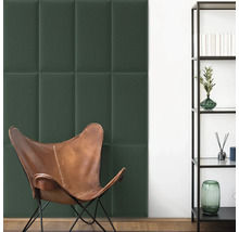 Getextureerde akoestische panelen aan een muur in een modern ingerichte woonkamer met een leren fauteuil en een metalen rek.