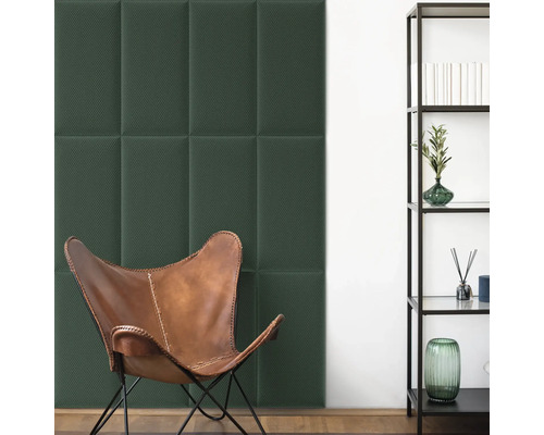 Getextureerde akoestische panelen aan een muur in een modern ingerichte woonkamer met een leren fauteuil en een metalen rek.
