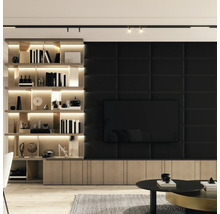 Moderne woonkamer met donkere gestoffeerde wandpanelen, een televisie en een verlichte houten boekenkast met decoratieve artikelen.