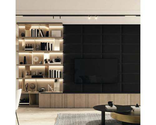 Moderne woonkamer met donkere gestoffeerde wandpanelen, een televisie en een verlichte houten boekenkast met decoratieve artikelen.