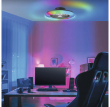 Plafondventilator met gekleurde LED-verlichting in een modern ingerichte gamekamer met sfeervol licht.