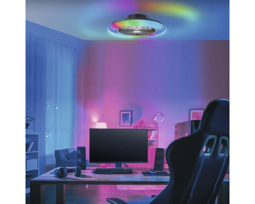 Plafondventilator met gekleurde LED-verlichting in een modern ingerichte gamekamer met sfeervol licht.