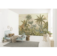 Fotobehang in de kinderkamer met jungle-motief, giraffe, luipaard en palmbomen achter een metalen bed.