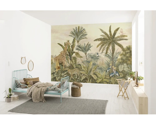Fotobehang in de kinderkamer met jungle-motief, giraffe, luipaard en palmbomen achter een metalen bed.