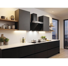 Moderne keuken met donkere fronten, wit werkblad, zwarte afzuigkap en houten wandplanken.