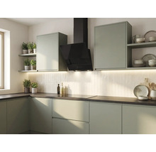 Moderne keuken in olijfgroen met zwarte afzuigkap, lichte verticale tegels en een donker werkblad.