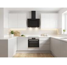 Lichte, moderne U-vormige keuken met witte kasten, zwarte afzuigkap, ingebouwde oven, witte tegelwand en houten vloer.