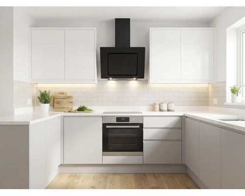 Lichte, moderne U-vormige keuken met witte kasten, zwarte afzuigkap, ingebouwde oven, witte tegelwand en houten vloer.