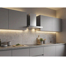 Moderne grijze keuken met boven- en onderkasten, afzuigkap, kookplaat, spoelbak en geïntegreerde ledverlichting.