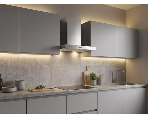 Moderne grijze keuken met boven- en onderkasten, afzuigkap, kookplaat, spoelbak en geïntegreerde ledverlichting.