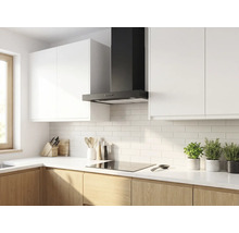 Lichte, moderne keuken met een zwarte wandafzuigkap boven een inductiekookplaat, witte bovenkasten en houten onderkasten.