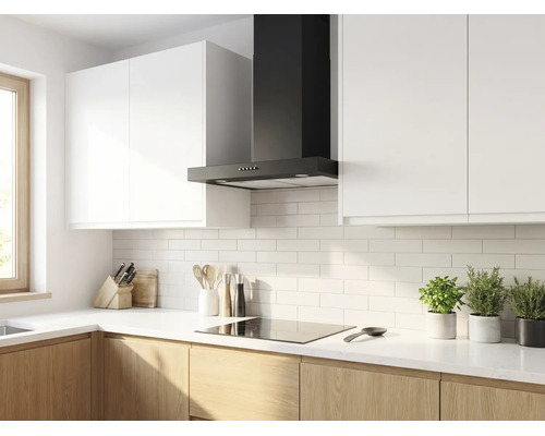 Lichte, moderne keuken met een zwarte wandafzuigkap boven een inductiekookplaat, witte bovenkasten en houten onderkasten.