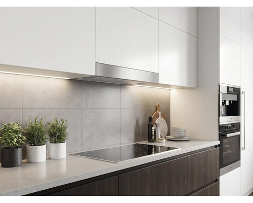 Moderne keuken met witte bovenkasten, roestvrijstalen afzuigkap, grijze achterwand, donkere onderkasten en een kookplaat.