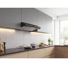 Zwarte onderbouw afzuigkap in een moderne keuken met grijze bovenkasten, houten onderkasten en kookgerei op de kookplaat.