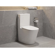 Modern staand toilet van keramiek met reservoir in een badkamer met grijze tegels met natuursteenlook.