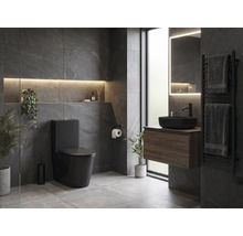 Moderne, georganiseerde badkamer met mat zwart toilet, opzetwastafel op houten onderkast en grijze wandtegels in leisteenlook.