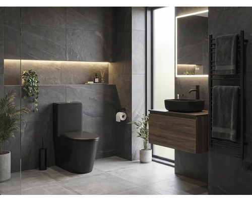 Moderne, georganiseerde badkamer met mat zwart toilet, opzetwastafel op houten onderkast en grijze wandtegels in leisteenlook.
