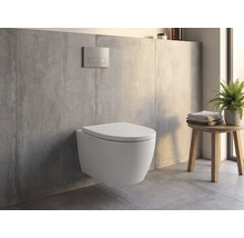 Hangend toilet in een moderne badkamer met betonlook, bedieningspaneel aan de muur en een houten krukje met handdoeken en een plant.
