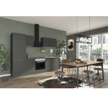 Moderne inbouwkeuken in antraciet met elektrische apparaten, houten eettafel, industriële krukken en een groot raam met uitzicht op de stad.