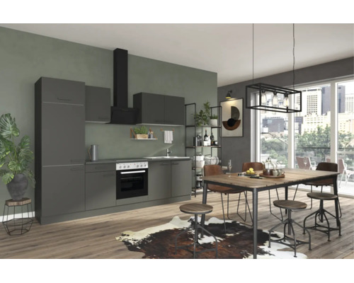 Moderne inbouwkeuken in antraciet met elektrische apparaten, houten eettafel, industriële krukken en een groot raam met uitzicht op de stad.