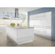 Moderne witte hoogglans keuken met kookeiland, licht houtlook aanrechtblad en een kastenwand met zilveren handgrepen.