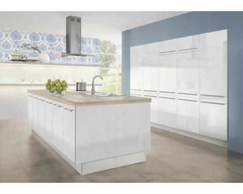 Moderne witte hoogglans keuken met kookeiland, licht houtlook aanrechtblad en een kastenwand met zilveren handgrepen.