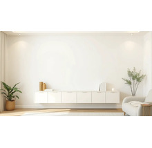 Lichte, minimalistische woonkamer met een lange, witte zwevende kast, kamerplanten en een lichte fauteuil op een houten vloer.