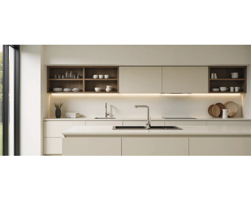 Moderne lichte keuken met minimalistische kasten, kookeiland, roestvrijstalen spoelbakken, kranen en open houten planken met onderbouwverlichting.
