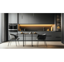 Moderne donkergrijze keuken met led-verlichting, zwarte eettafel en twee armstoelen op een lichte houten vloer.