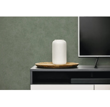 Gestructureerd behang in donkergroen achter een dressoir met witte vaas en televisie.