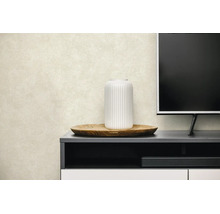 Gestructureerd behang in licht beige, geplaatst achter een tv-meubel met een vaas en houten dienblad in een lichte woonkamer.