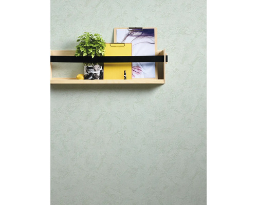 Gestructureerde wandafwerking met een houten wandplank, een plant en klemborden in een lichte en georganiseerde sfeer.