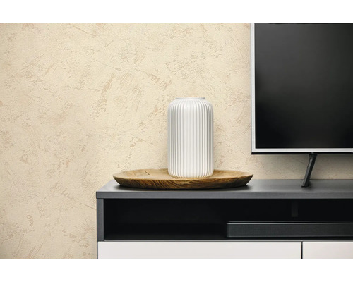 Beige wand met fijne structuur achter een modern tv-meubel met een witte vaas op een houten dienblad.