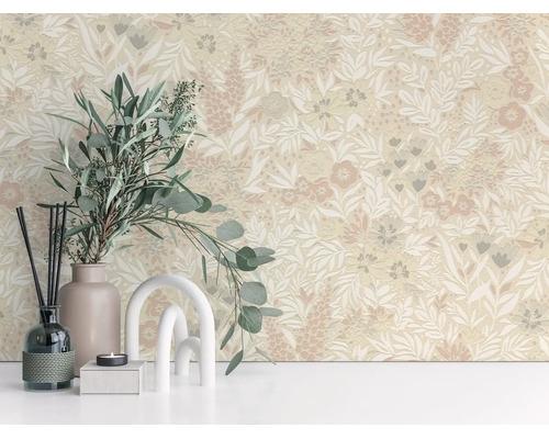 Vliesbehang met bloemenpatroon van bloemen en bladeren, met decoratieve vazen, takken en een sculptuur op een licht oppervlak.