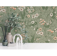 Vliesbehang met bloemenpatroon van bloemen en bladeren in een lichte, georganiseerde kamer met decoratieve vaas en diffuser.