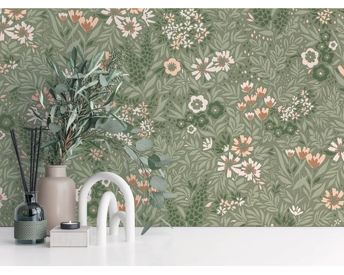 Vliesbehang met bloemenpatroon van bloemen en bladeren in een lichte, georganiseerde kamer met decoratieve vaas en diffuser.