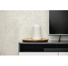 Vliesbehang met subtiel boom- en takkenpatroon op een muur achter een dressoir met decoratie en televisie.