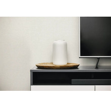 Modern behang met structuur in een lichte woonkamer met tv-meubel, houten plateau en witte vaas.