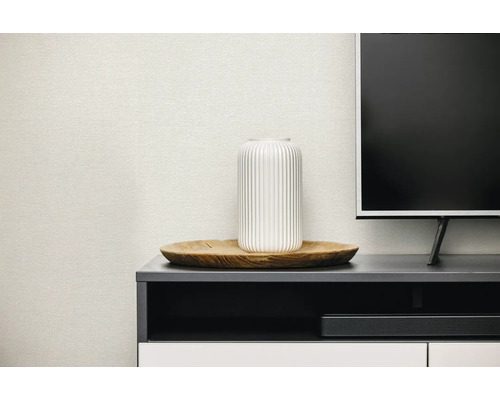 Modern behang met structuur in een lichte woonkamer met tv-meubel, houten plateau en witte vaas.