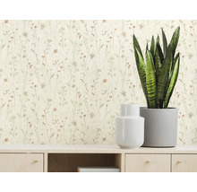 Behang met een verfijnd botanisch patroon in een lichte kamer achter een dressoir met een plant en een vaas.